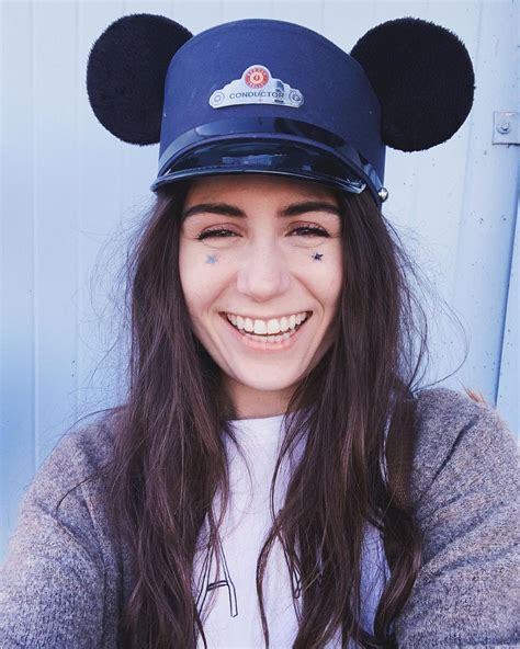 Dodie Clark (DoddleOddle)